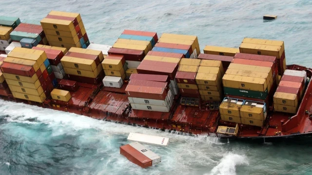 cargo ship-DueSHf1CFV.webp