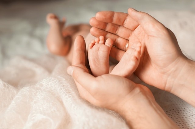 father-holds-feet-newborn-baby-his-palms_160672-1567-j3OUogPM54.jpg