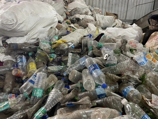 plastic waste-b1P4YwAlze.jpg