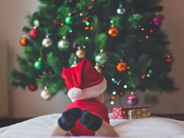 ways-to-celebrate-babys-first-christmas-E1f5UnkoW9.webp